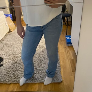 Straight jeans  - Detta är icon jeansen från lager157 som har storleken xs och sitter perfekt på mig som är 158cm. Dem har 77cm i innebenslängd. Säljes då jag inte använder dem lika mycket längre. Bra kvalitet och inga slitage.