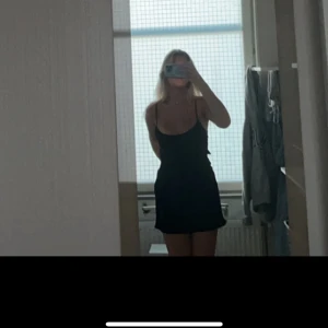 Jätte fin satin zara klänning - Jätte fin svart klänning från zara , i satin i storlek M. Slutsåld och var väldigt populär när jag köpte den:) säljer då jag har två likadana! Perfekt till skivor och liknande