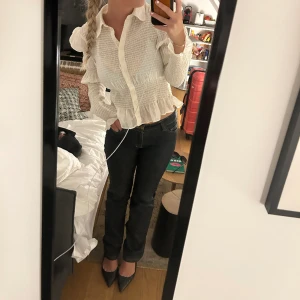 Maje jeans  - Jeans köpa i Frankrike från Maje, storleken står storlek 25 på en lapp inuti byxan så skulle säga att det är runt en 34. Passar mig bra i längden och är 163cm.