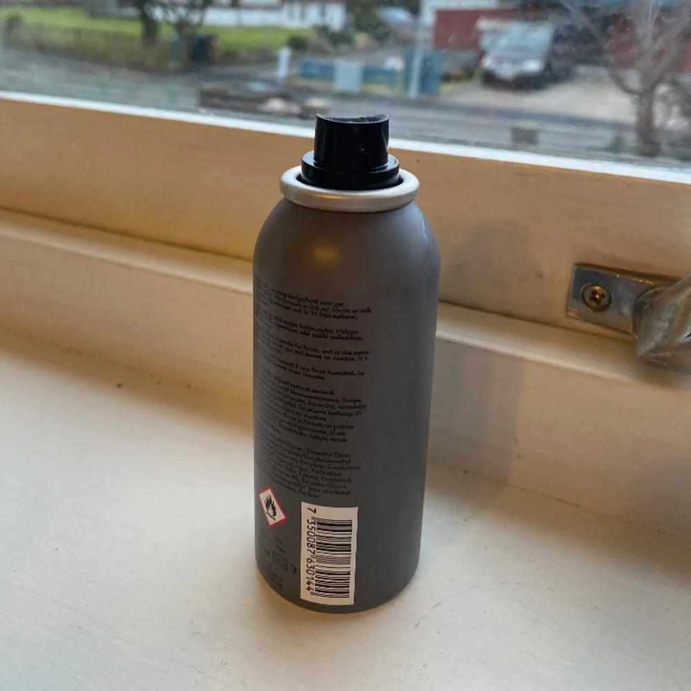 100ml hårspray från Björk Hårvård. Det är en hårspray som ger en härlig, finish. Hårsprayen är lätt att borsta ur och ger inga vita flagor. Produkten består av 100% veganska ingredienser. Hör av mig för priset och om ni har inga frågor.. Övrigt.