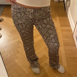 Ormbyxor  - Säljer dessa ascoola ormbyxorna. Köpta på Weekday. ❤️‍🔥❤️‍🔥