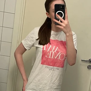 Söt och stilren t-shirt - Den här vita T-shirten är verkligen häftig! Den har en rosa ruta i mitten med texten "Awesome" som verkligen sticker ut. En perfekt kombination av stil och självförtroende! 💖👕Det är en medium (M) fast alla kan nog ha den, som oversive eller tight👌💗✨