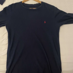 Ralph lauren tröja - Tja, säljer denna snygga ralph lauren tröjan i fint skick. Storleken är m. Kom privat för fler frågor eller funderingar