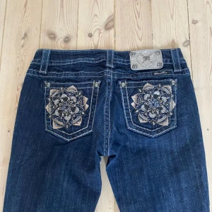 Miss me bootcut jeans - Sjukt snygga Miss me bootcut jeans som är lite för stora för mig. De är strl 29 och Innerbenslängden är 75cm. Köpta för 700kr