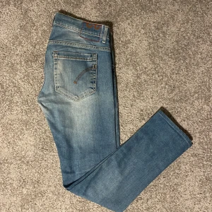Dondup jeans  - Tjena! Säljer dessa sjukt snygga Dondup jeansen🤩 toppen skick, knappt använda🔝 strl 32, Nypris: 4000💸 Mitt pris: 1150🗣️ . Hör av dig vid några funderingar mvh EBRESELL💯
