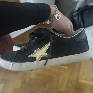 Le temps des cerises  - Säljer dessa ascoola le temps des cerises skor som liknar golden goose som tyvärr inte kommit till användnig!! är bara använda en gång under min bal, verkligen så coola! pris kan diskuteras vid snabb affär ❤️‍🔥