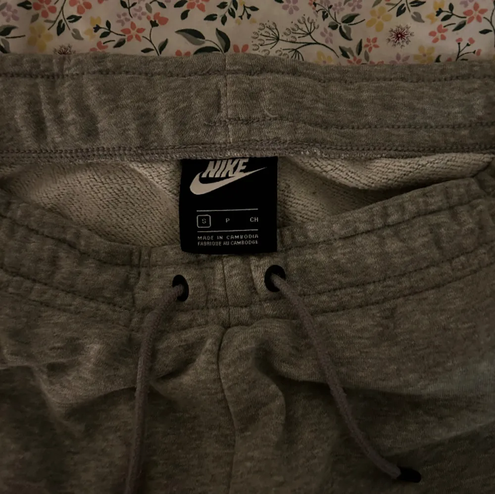 Mjukisbyxor från Nike, i storlek S.  De är använda en del men är i bra skick! 150kr, eller kom med eget pris😄. Jeans & Byxor.
