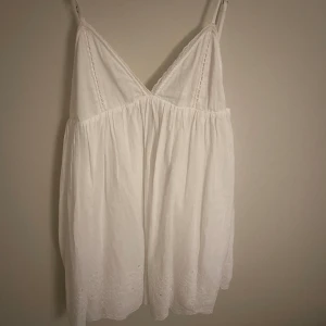 Vit klänning - Så söt klänning från zara i storlek S. Aldrig använd med prislappen kvar 