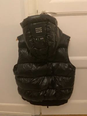 Peak Perfomance väst - Hjälper nu min syster att sälja hennes Peak Performance dunväst. Riktigt snygg och fräsch till våren. Den är knappt använd så i mycket fint skick. Västen är i storlek L men perfekt om den är lite stor då den blir ännu mysigare. Hör av er vid funderingar!