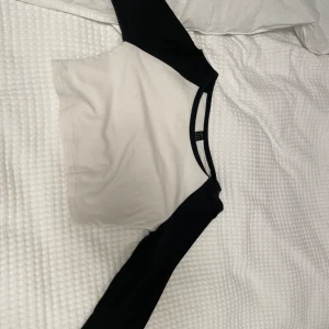 Super gullig crop top med långärmad - Använd en enstaka gång, men är som ny😊