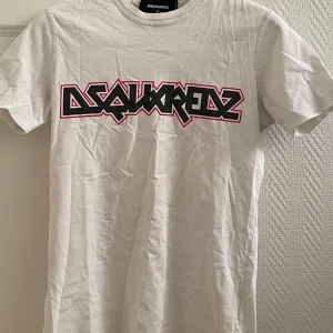 Dsquared2 T shirt - Storlek S men passar Xs| skick 8/10 | kan gå ner i pris vid snabb affär | Kom privat vid minsta lilla fråga!