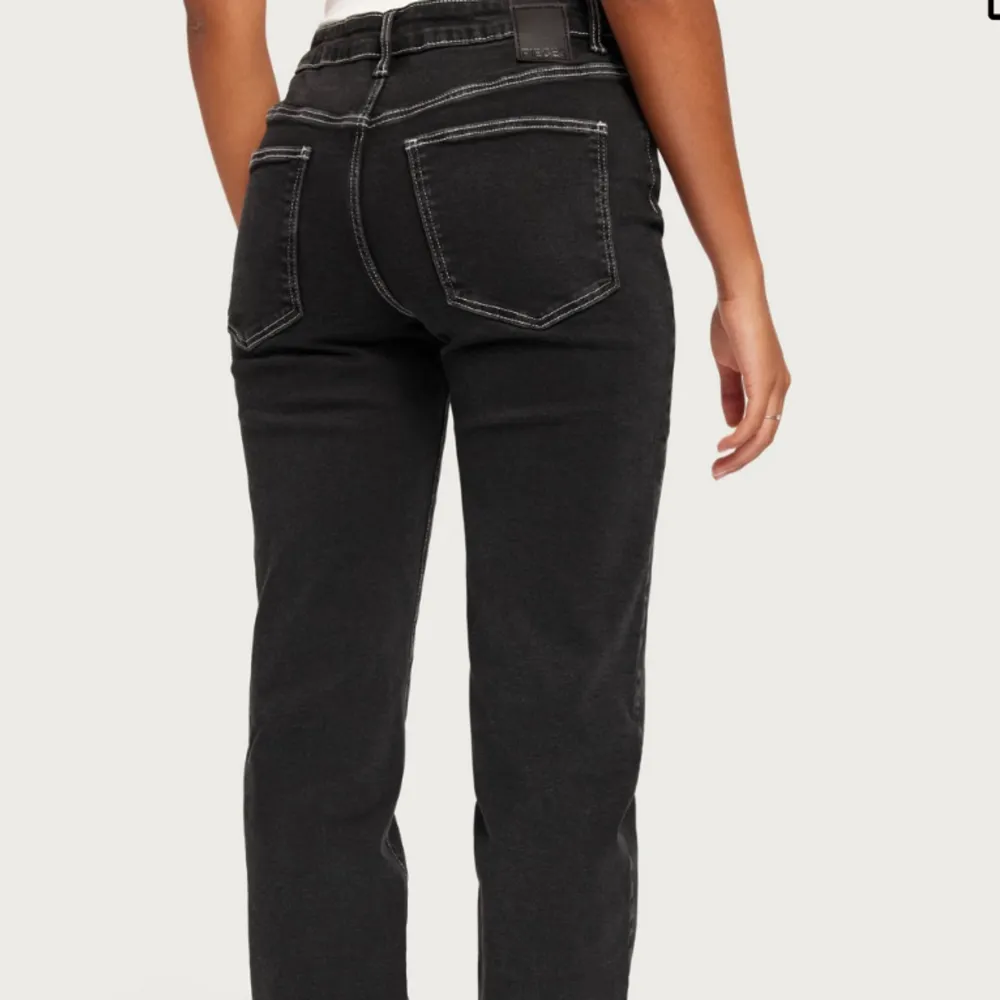 Säljer dessa super snygga mid waist jeans från Pieces. Stretchiga och super sköna i materialet, endast testade. Passar mig som är 173cm☺️. Jeans & Byxor.
