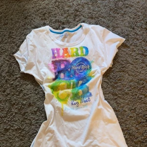 Hard rock café tröja - En hard rock café tröja i storlek XL men som passar bra på mig som brukar ha storlek S eller XS 