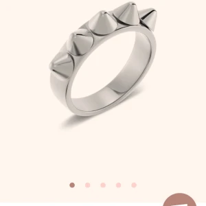 edblad ring  - Jag säljer min ring från edblad, inget slitage eller repor ser inprincip ny ut, har används men somsagt det syns inte. Nypris 349 kr mitt pris är 150 kr men pris kan diskuteras vid intresse!!🥰