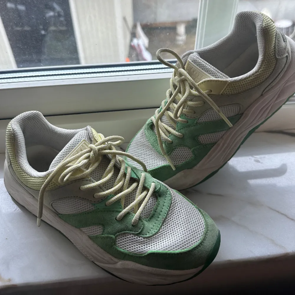 Sneaker i bra skick endast några fläckar som går att tvätta bort💚. Skor.