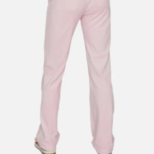 Ljusrosa juicy byxor - Säljer dessa ljusrosa juicy byxor för jag inte andvänder.Dom har tappat lite färg längst ner på benen men det syns inte . Om du vill se fler bilder så kan du bara fråga. Är i storlek 11/12 men är lika stort som XXS eller XS