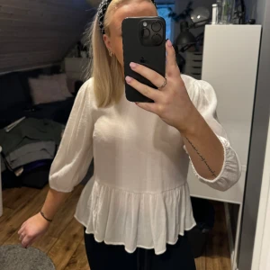 Blus - Vit blus från hm aldrig använd lappen kvar, storlek 32 men skulle säga mer en 36
