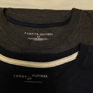 TOMMY H  TSHIRTS: S 4 ST - 4 ST TOMMY HILFINGER TSHIRTS  , STORLEK: S /P Färgerna" Vinröd ,Vit , Grå , Mörk Blå