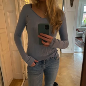 Blå Kashmir tröja - Ljusblå tröja i Kashmir från abercrombie and fitch! Finns ett liten defekt som knappt syns vid axeln, annars jättefint skick!🤍