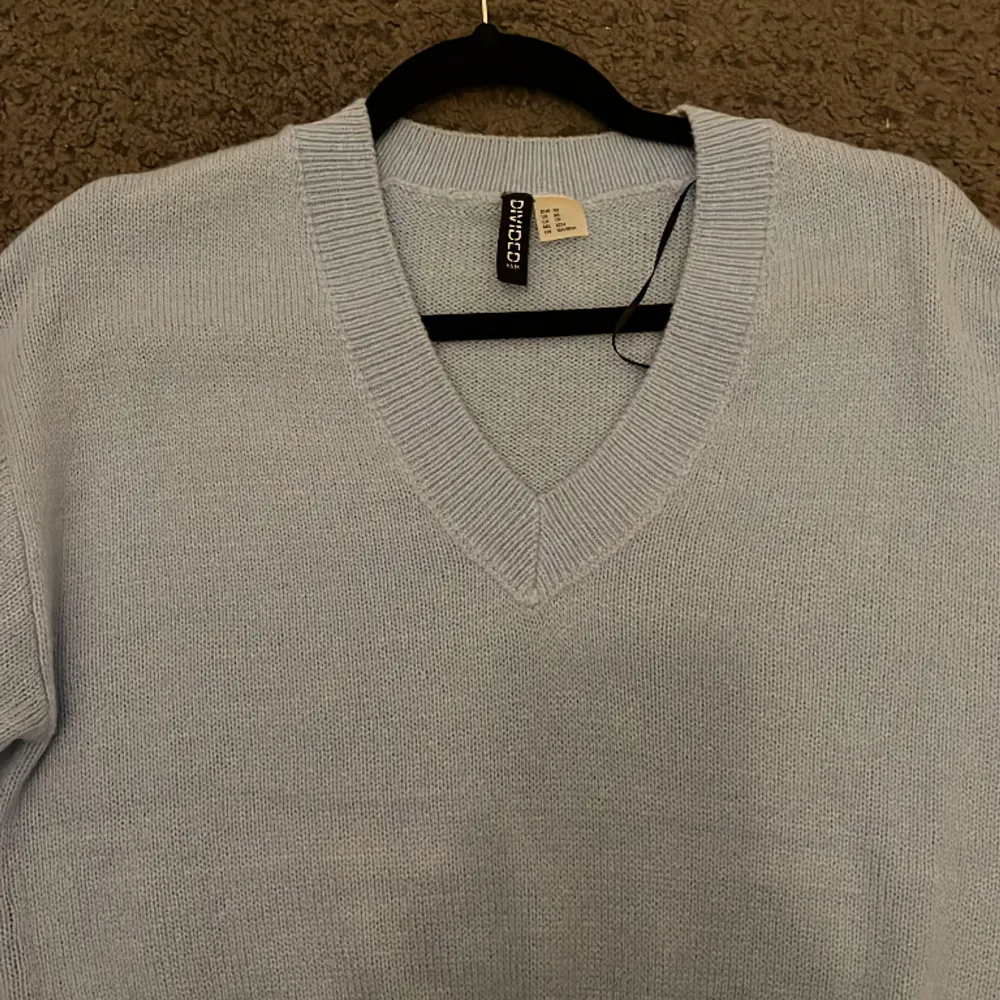 Ljusblå v-ringad stickad tröja från H&M i strl xs🤍. Stickat.