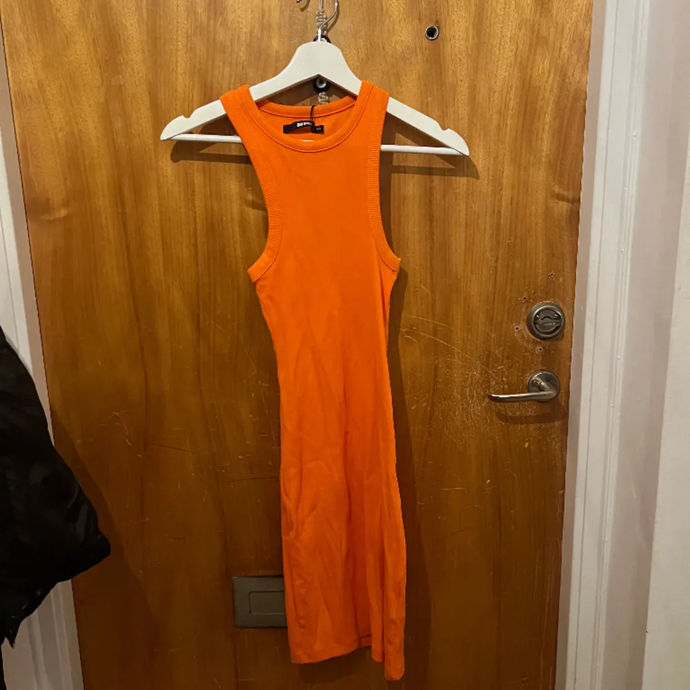 Orange klänning aldrig använd från bikbok. Storlek xs. Lappen kvar . Klänningar.