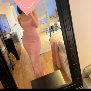 Klänning  - Skimslikanande klänning från Bershka. Aldrig använd, jättefin modell och bekväm. Storlek xs 