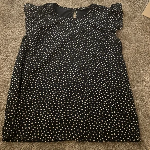 prickig topp - världens snyggaste topp! köpt på zalando från märket only, säljer pga för att jag inte använder den 💞(den är marinblå)