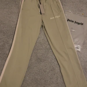 Palm Angels pants beiga - Palm angels byxor beiga Size XL Helt nya med tags Retail 4100 kr Pris 2700