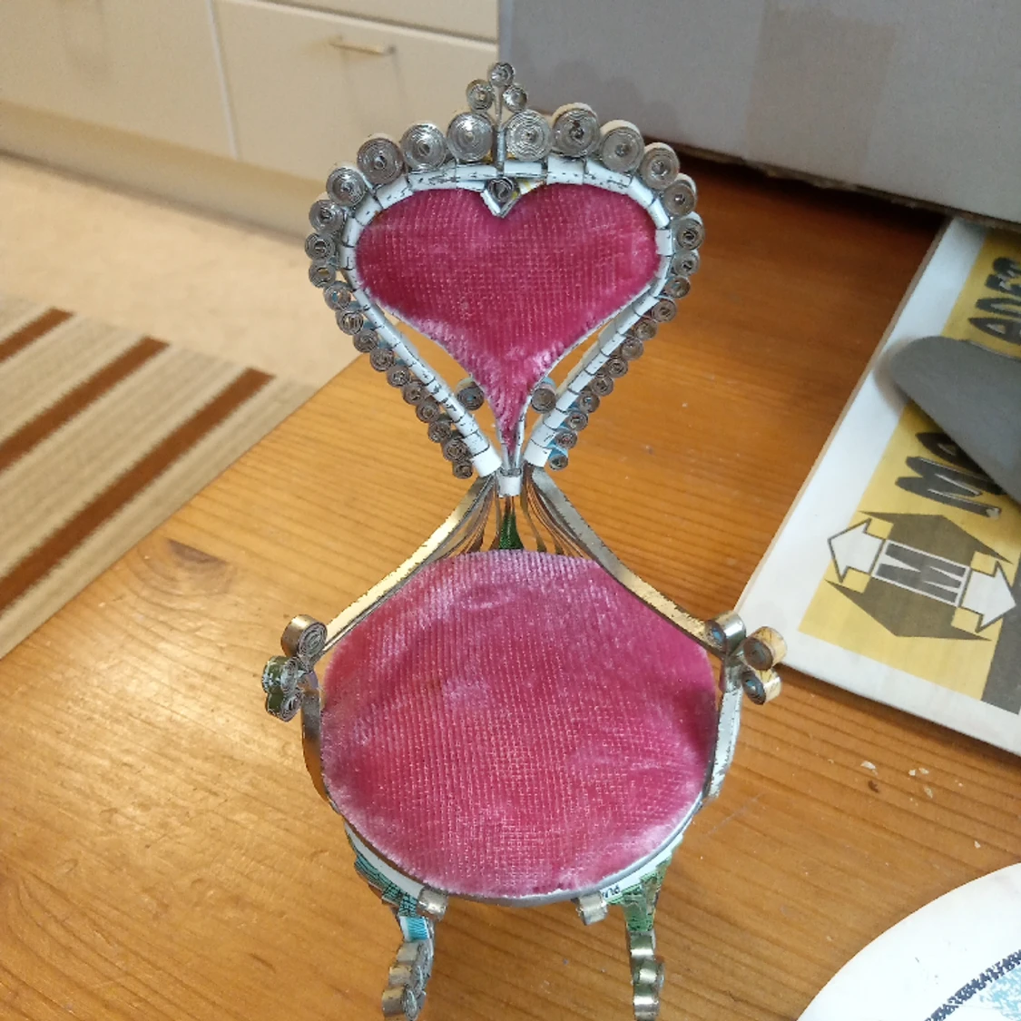 Stol med nålsdyna 14 cm lång .