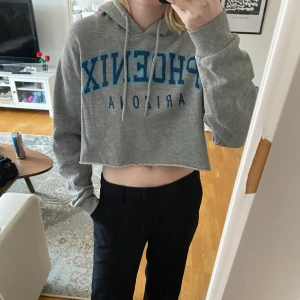 Luvtröja - Croppad hoodie 