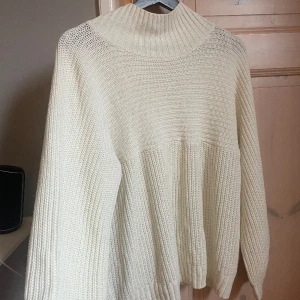 Vit stickad tröja - Superfin mysig vit stickad tröja feån Monki💕💕 jätte bra skick, köparen står för frakt!!