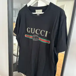 Säljer denna äkta Gucci tröja köpt från hemsidan Mytheresa. Den har tillgjorda hål vid halsen, är en del av modellen. Jag har kvitto. kan bevisa att den är äkta för den som är intresserad av att köpa. Storlek: S men oversized och lite längre i modell