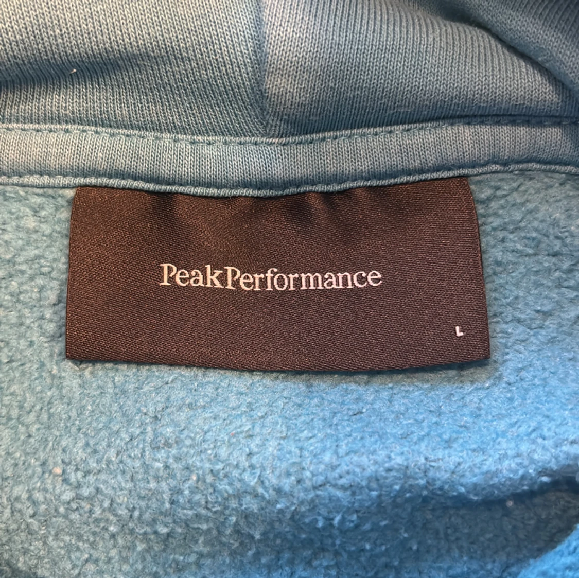 Peak performance hoodie storlek L Färgen scuba blue  - 90