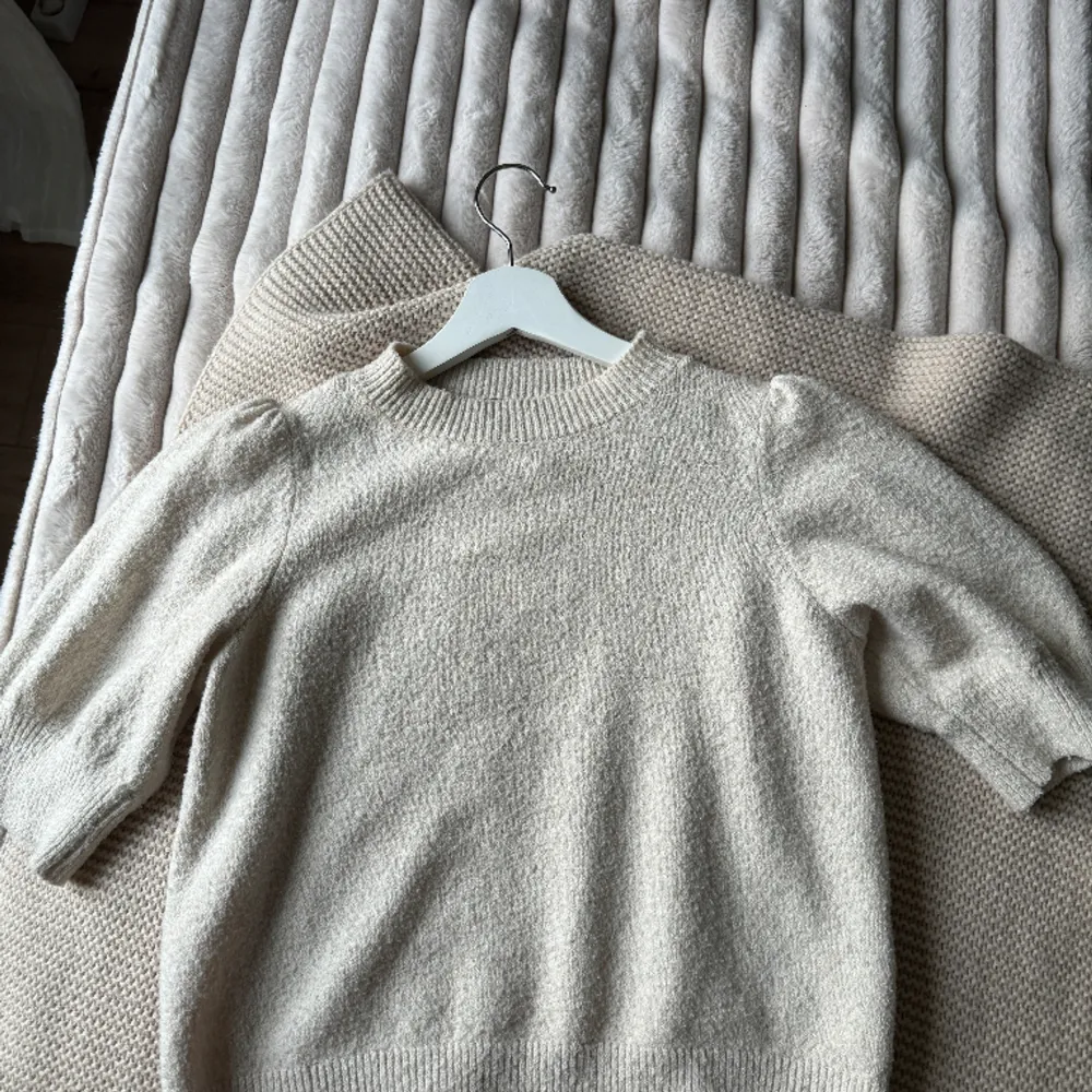Hej säljer denna stickade tröjan då den ej kommer till användning💓💓tröjan är från vero Moda och är i storlek ca men passar även som s. . Stickat.