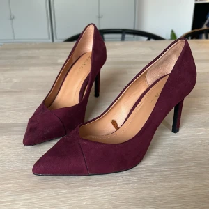 Klackskor  - Vinröda klackskor från Zara. Helt oanvända. 