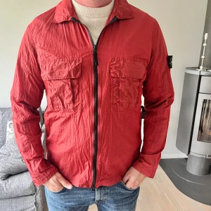 Stone Island jacka röd herr - Säljer denna jacka åt min pappa.Stone island simmer jacket!