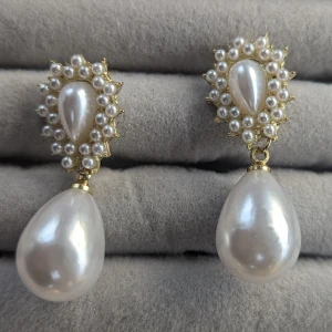 Vintage örhängen med pärlor  - Superfina örhängen med små pärlor och en stort pärla Nya Billigare med bundel 🛍️ (rabatt vid köp av flera varor)  Frågor? Hör av dig 