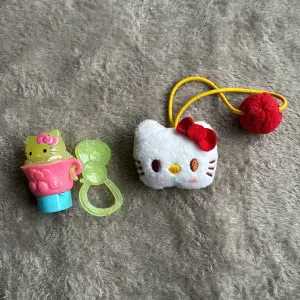 En hårsnodd med Hello Kitty, en söt stämpel med hello Kitty-figur. Stämpeln funkar och är lila-rosa färg. 