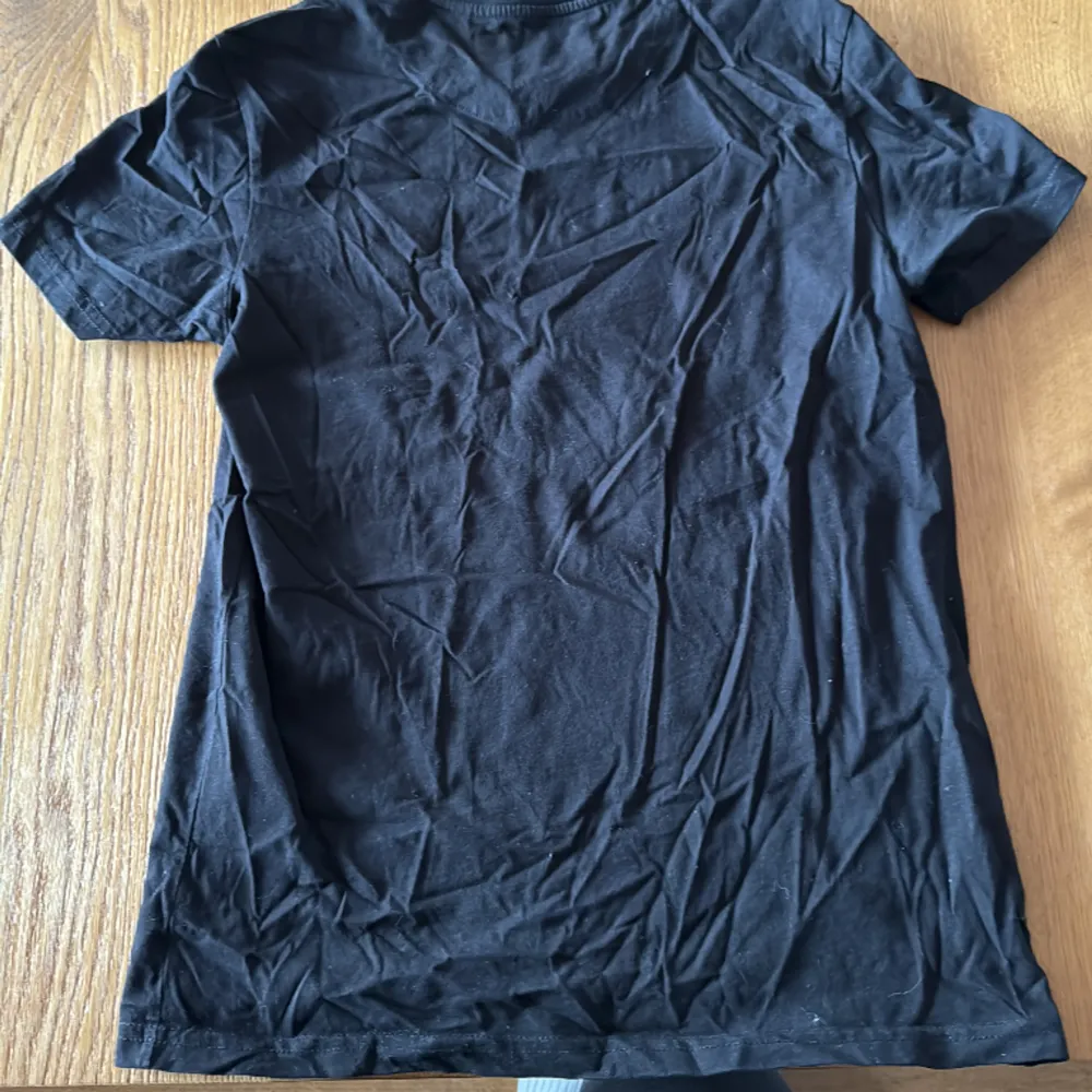 En vanlig svart t-shirt från Lyle & scott, som är använd fåtal gånger och är i bra skick. T-shirts.