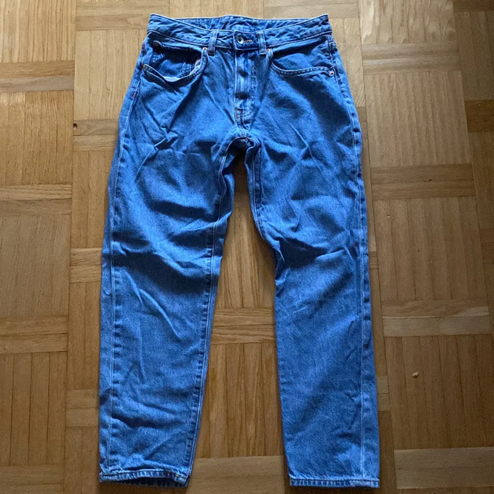 Ett par schyssta jeans från Vailent, inga fläckar och inga skador, använda några gånger. Nypris 700kr. Mått: Midja i cm: 80 Innersöm i cm: 68 Benöppning i cm: 17 . Jeans & Byxor.