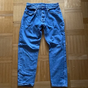 Blåa jeans från Vailent - Ett par schyssta jeans från Vailent, inga fläckar och inga skador, använda några gånger. Nypris 700kr. Mått: Midja i cm: 80 Innersöm i cm: 68 Benöppning i cm: 17 