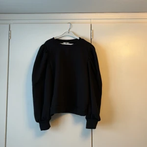 Sweatshirt  - Säljer denna fina sweatshirt med ballongärmar eftersom den tyvärr är för liten för mig🫶🏻