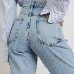 Ett par slutsålda blåa perfect jeans från Ginatricot i modellen ”Dagny Mom Jeans” i strl 34!💓 Köpt för 500 kr, mycket bra skick!🫶🏻 