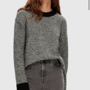 Stickad tröja  - Säljer denna stickade ull tröja då den aldrig kommit till användning, har bara testats och använts vid ett snabbt tillfälle😊 Slutsåld i dem mindre storlekarna och köpt för 800kr🩷 Inga defekter 