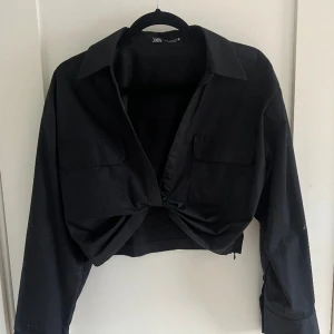 Svart kort skjorta - En super cool croppad skjorta, aldrig använd från Zara! 