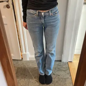 Ett par supersnygga ljusblå jeans från weekday som knappt är använda. Modellen är twig och de är i storlek W24/ L30.