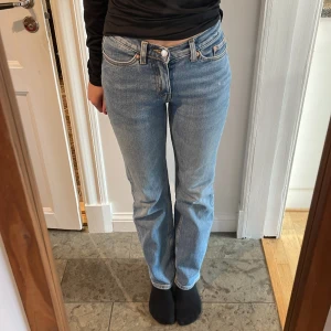 Låg- mid Rise jeans från weekday  - Ett par supersnygga ljusblå jeans från weekday som knappt är använda. Modellen är twig och de är i storlek W24/ L30.