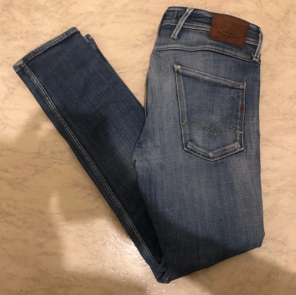 Extremt snygga Replay anbass jeans i sliten modell i storlek 33/32 som säljs för endast 599kr! Tveka inte på att skriva till oss vid minsta lilla fundering :). Jeans & Byxor.