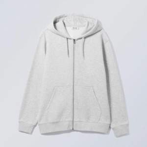 Säljer en zip hoodie från Weekday i storlek S. Bra skick men är lika skrynklig på bilden (bara å stryka). Hör av er vid frågor eller funderingar. 