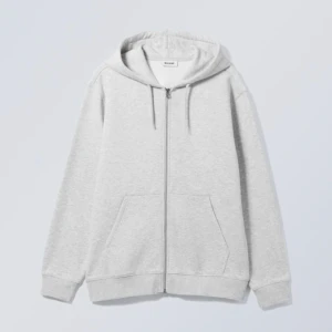 Zip hoodie  - Säljer en zip hoodie från Weekday i storlek S. Bra skick men är lika skrynklig på bilden (bara å stryka). Hör av er vid frågor eller funderingar. 